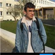 Professeur étudiant qui offre des cours en mathématique pour aider à l'évolution de chacun dans cette matière
